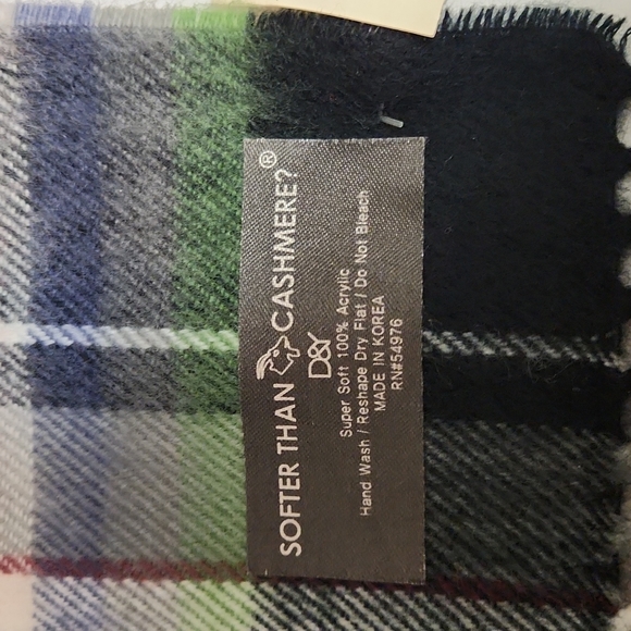 Softer than Cashmere Plaid scarf - Picture 4 of 6